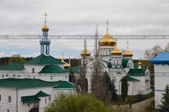 Церковь в честь Святых Отцев в Синае и Раифе избиенных (слева) и Троицкий собор. Раифа, Татарстан, Россия (2021 год). Стоковое фото, фотограф Вадим Хомяков / Фотобанк Лори