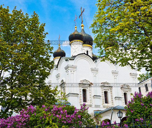 Церковь Владимира равноапостольного в Старых Садех. Весенний день. Москва. Редакционное фото, фотограф E. O. / Фотобанк Лори