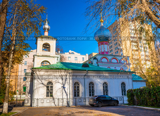 Церковь Власия в Старой Конюшенной слободе. Осенний солнечный день. Москва. Россия (2022 год). Редакционное фото, фотограф E. O. / Фотобанк Лори