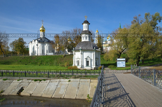 Церковь Введения Пресвятой Богородицы во Храм на Подоле и часовня Пятницкого (Сергиевского) колодца на берегу реки Кончуры. Сергиев Посад, Россия (2018 год). Стоковое фото, фотограф Елена Коромыслова / Фотобанк Лори
