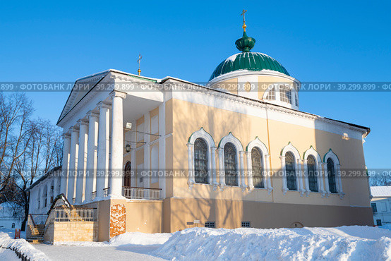 Церковь Ярославских Чудотворцев Федора, Давида и Константина (1831г.) крупным планом солнечным январским днем. Спасо-Преображенский монастырь. Ярославль, Золотое кольцо России (2023 год). Стоковое фото, фотограф Виктор Карасев / Фотобанк Лори