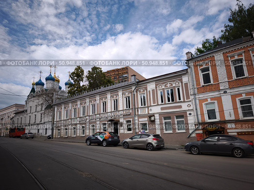 Церковь Жен-Мироносиц и исторические здания на улице в Нижнем Новгороде. Редакционное фото, фотограф Мария Сергеева / Фотобанк Лори