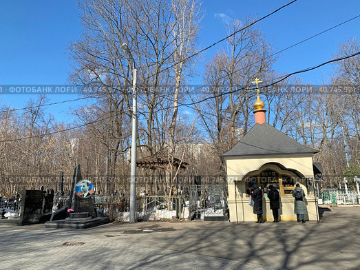 Церковная лавка на территории Ваганьковского кладбища весной в ясную погоду. Россия, город Москва (2021 год). Редакционное фото, фотограф Овчинникова Ирина / Фотобанк Лори