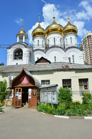 Церковная лавка Пантелеимоновского храма. Храм Преображения Господня. Город Жуковский. Раменский район. Московская область (2016 год). Редакционное фото, фотограф lana1501 / Фотобанк Лори