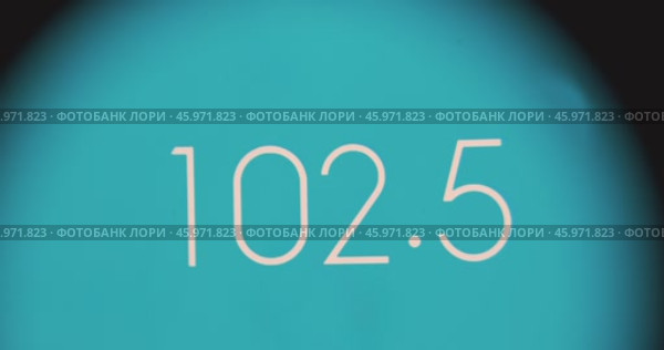 Цифровое радио включается и выключается пальцем на дисплее с помощью увеличительного стекла. Поиск радиостанций. Просмотр экрана телефона с помощью увеличительного стекла. Частота радиостанций. Стоковое видео, видеограф Александр Собко / Фотобанк Лори