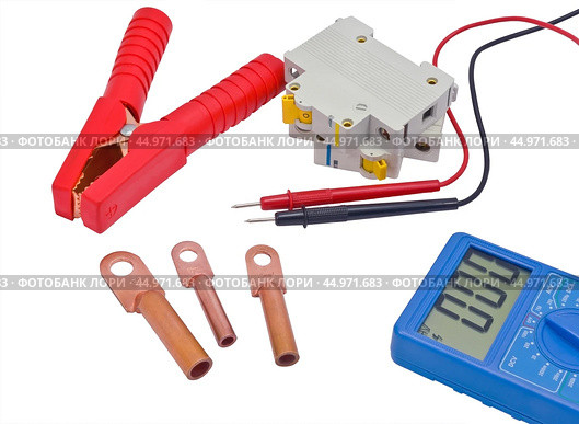 Цифровой мультиметр и автоматический электрический выключатель. Digital multimeter and circuit breakers with wires. Стоковое фото, фотограф Татьяна Д / Фотобанк Лори