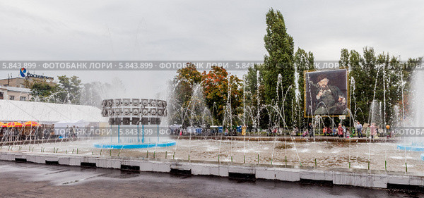 Цветомузыкальный фонтан на улице Московской, город Пенза, общий вид (2013 год). Редакционное фото, фотограф Андрей Малышкин / Фотобанк Лори