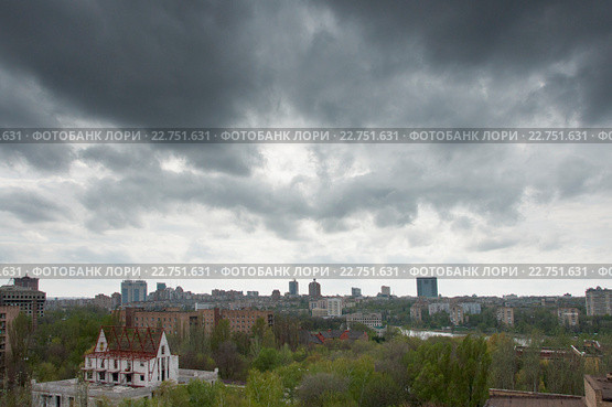 Тучи над городом (2016 год). Стоковое фото, фотограф Короленко Елена / Фотобанк Лори