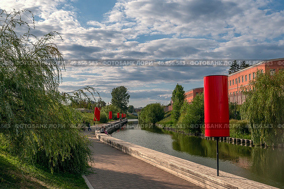Tula, Russia, 24 July 2024. Proletarskaya embankment of the river Upa. Kremlin wall and Kazan embankment and park in the historical part of Tula near the Kremlin. Редакционное фото, фотограф Оксана Медведева / Фотобанк Лори