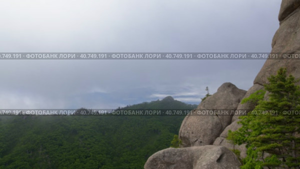Туман покрывает скалы. Стоковое видео, видеограф Кузнецов Александр / Фотобанк Лори