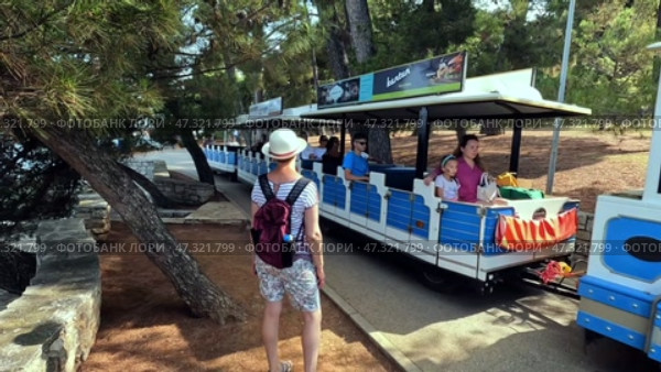 Туристический паровозик на побережье Адриатического моря в Хорватии. Май. Tourist train on the Adriatic coast in Croatia. May. Редакционное видео, видеограф Горшков Александр / Фотобанк Лори