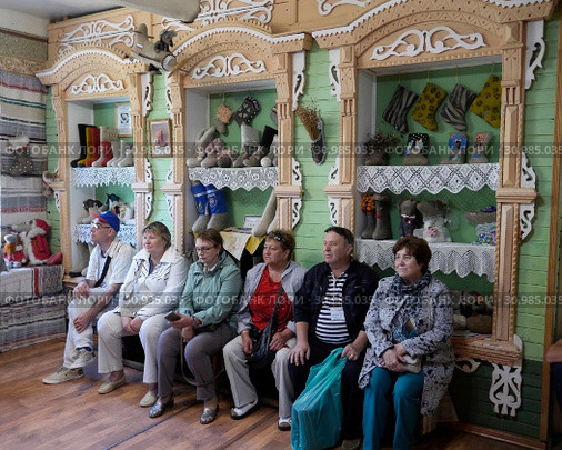 Туристы на экскурсии в музее "Русские валенки" в городе Мышкин (2019 год). Редакционное фото, фотограф Максим Гулячик / Фотобанк Лори