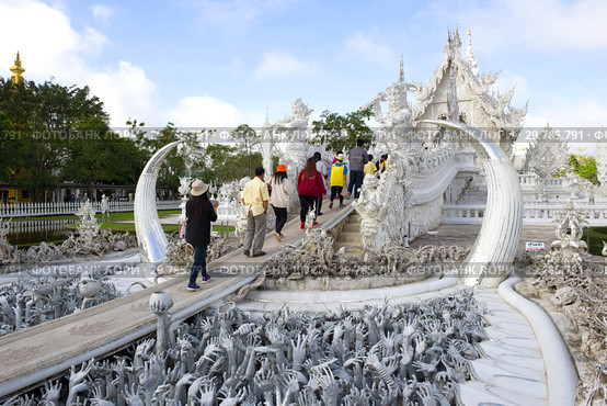 Туристы заходят в Белый храм (Wat Rong Khun). Чианграй, Таиланд (2018 год). Редакционное фото, фотограф Виктор Карасев / Фотобанк Лори