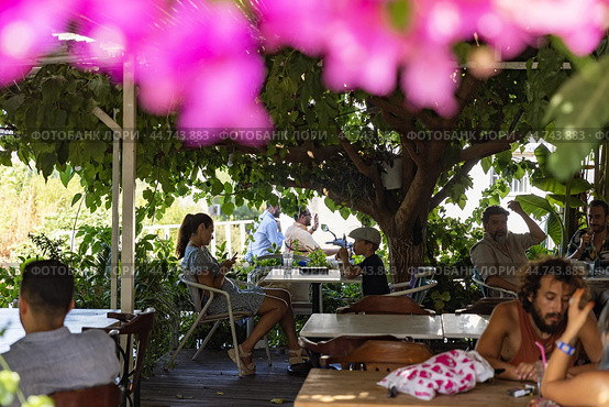 Турция. Фетхие. Посетители в уличном кафе. Turkey. Fethiye. Visitors in an outdoor cafe. (2024 год). Стоковое фото, фотограф Алексей Смышляев / Фотобанк Лори