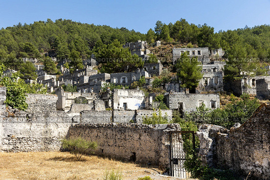 Турция. Фетхие. Развалины города-призрак Каякёй. Turkey. Fethiye. The ruins of the ghost town of Kayakey. (2024 год). Стоковое фото, фотограф Алексей Смышляев / Фотобанк Лори