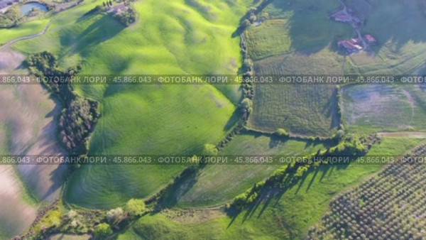 Tuscany aerial landscape at evening in Italy (2017 год). Стоковое видео, видеограф Михаил Коханчиков / Фотобанк Лори