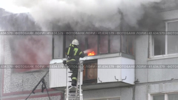 Тушение пожара в жилом доме. Стоковое видео, видеограф Руслан Лесков / Фотобанк Лори