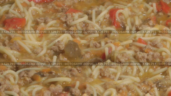 Тушеные овощи с мясным фаршем и макаронами. Стоковое видео, видеограф Андрей Некрасов / Фотобанк Лори