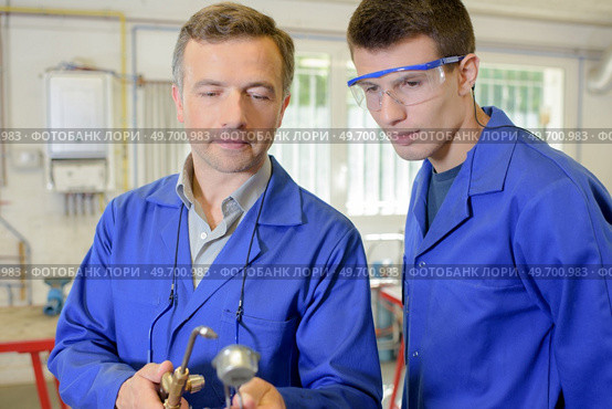Tutor and apprentice with gas burner. Стоковое фото, агентство Ingram Publishing / Фотобанк Лори