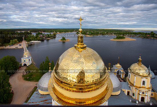 Тверская область. Монастырь Нило-Столобенская (Нилова) пустынь. Вид на озеро Селигер со смотровой площадки (2023 год). Редакционное фото, фотограф Литвяк Игорь / Фотобанк Лори