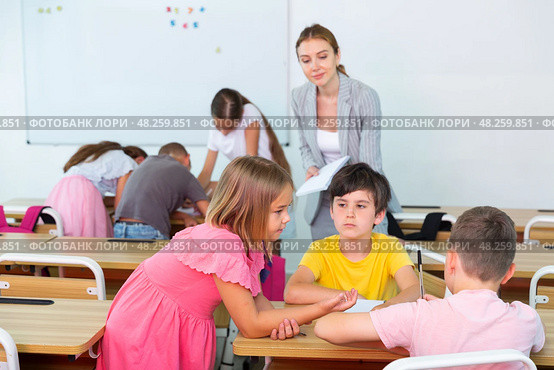 Tweens working in small groups during lesson at school. Стоковое фото, фотограф Яков Филимонов / Фотобанк Лори