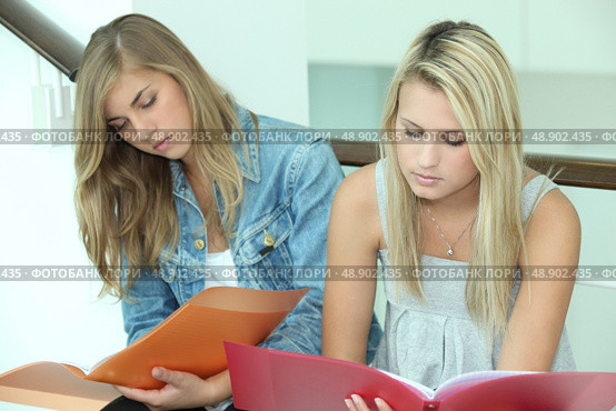 Two female students with folders. Стоковое фото, агентство Ingram Publishing / Фотобанк Лори