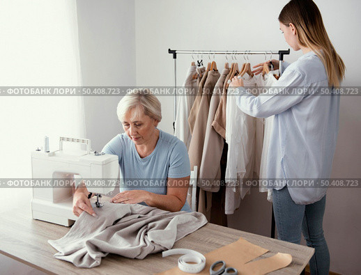 two female tailors studio working together. Стоковое фото, агентство Ingram Publishing / Фотобанк Лори