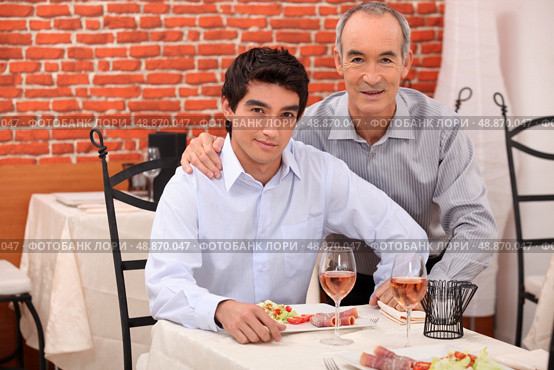 Two generations sitting in a restaurant. Стоковое фото, агентство Ingram Publishing / Фотобанк Лори