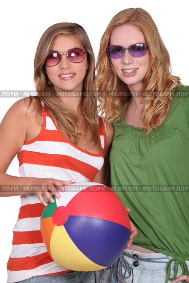 Two girlfriends with a beachball. Стоковое фото, агентство Ingram Publishing / Фотобанк Лори