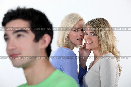 Two girls gossiping. Стоковое фото, агентство Ingram Publishing / Фотобанк Лори