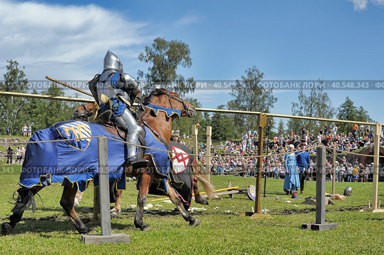 Two knights fight on spears at the festival of historical reconstruction "Russian Fortress" (2014 год). Редакционное фото, фотограф Анна Кривицкая / Фотобанк Лори