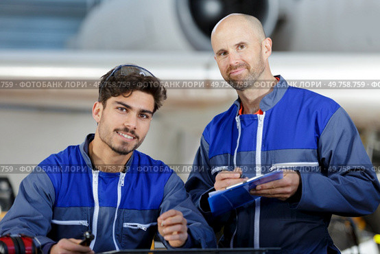 two mechanics working in auto service. Стоковое фото, агентство Ingram Publishing / Фотобанк Лори