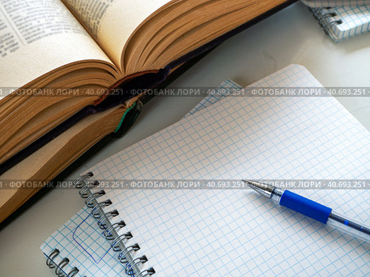 Two open books are on top of each other. There is a pen on a blank sheet of notebook. Empty space. Background for libraries, education, scientific work, university, school. Стоковое фото, фотограф Бузмакова Светлана / Фотобанк Лори
