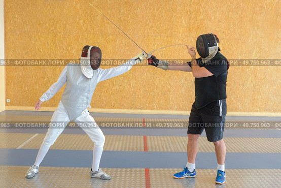 two people and fencing dual. Стоковое фото, агентство Ingram Publishing / Фотобанк Лори