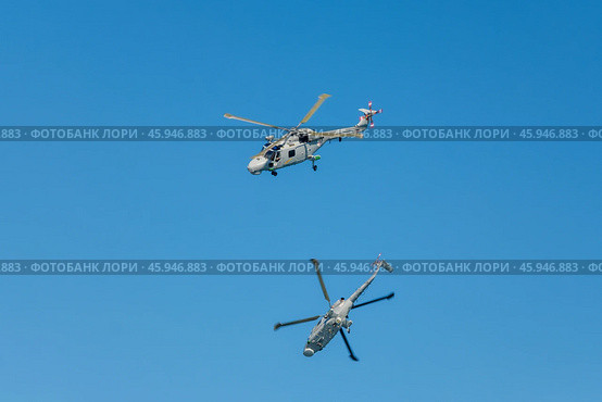 Two Westland Lynx military helicopter of Portuguese Navy demo flight at Oeiras Air Show (2023 год). Редакционное фото, фотограф Дмитрий Рухленко / Фотобанк Лори