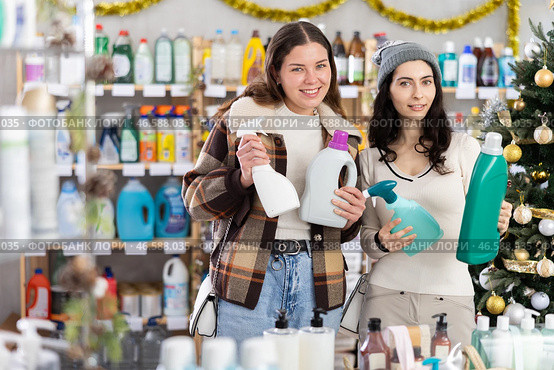 Two women choose detergents and sprays at great Christmas discounts. Стоковое фото, фотограф Яков Филимонов / Фотобанк Лори