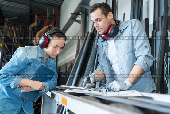 two workersin factory by workbench. Стоковое фото, агентство Ingram Publishing / Фотобанк Лори