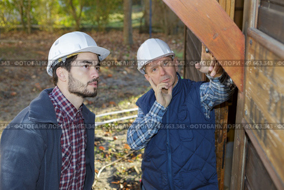 two workmen working on a building site. Стоковое фото, агентство Ingram Publishing / Фотобанк Лори