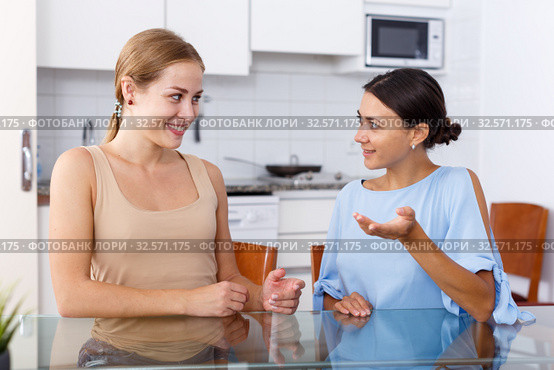 Two young female friends talking. Стоковое фото, фотограф Яков Филимонов / Фотобанк Лори