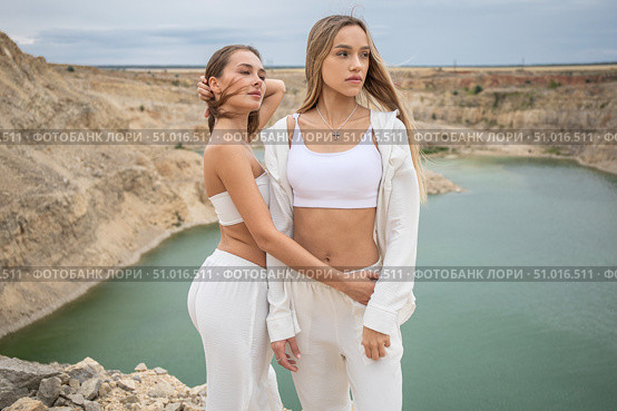 Two young girls pose against the backdrop of a quarry. Стоковое фото, фотограф Андрей Аркуша / Фотобанк Лори