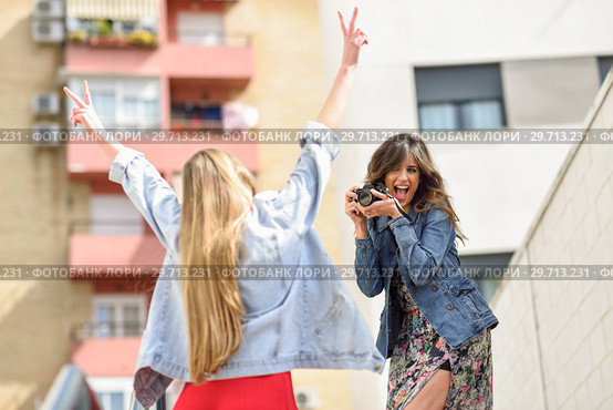 Two young tourist women taking photographs outdoors. Стоковое фото, фотограф Javier Sánchez Mingorance / Ingram Publishing / Фотобанк Лори