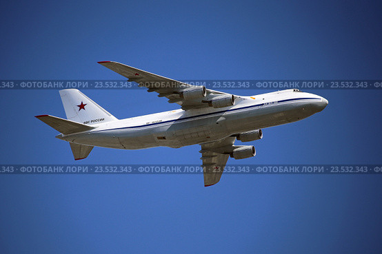 Тяжелый дальний военно-транспортный самолет Ан-124-100 «Руслан» (Бортовой номер RF-82038) на параде в честь Дня Победы (2016 год). Редакционное фото, фотограф Алексей Гусев / Фотобанк Лори