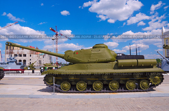 Тяжёлый танк ИС-2 в музее военной техники "Боевая слава Урала" (2016 год). Редакционное фото, фотограф Megapixx / Фотобанк Лори