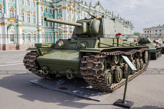 Тяжелый танк КВ-1 на военно-патриотической акции «Мы насмерть стояли у стен Ленинграда», посвященной Дню памяти и скорби на Дворцовой площади, Санкт-Петербург (2016 год). Редакционное фото, фотограф Галина Ермолаева / Фотобанк Лори