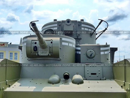 Тяжелый танк Т-35 обр. 1933 г. Представляет собой пятибашенную боевую машину с пулеметно-пушечным вооружением, расположенным в два яруса. Является единственным в мире пятибашенным танком, выпускавшимся серийно. Музей военной техники. Верхняя Пышма, Россия (2016 год) Редакционное фото, фотограф Сергей Елизарьев / Фотобанк Лори