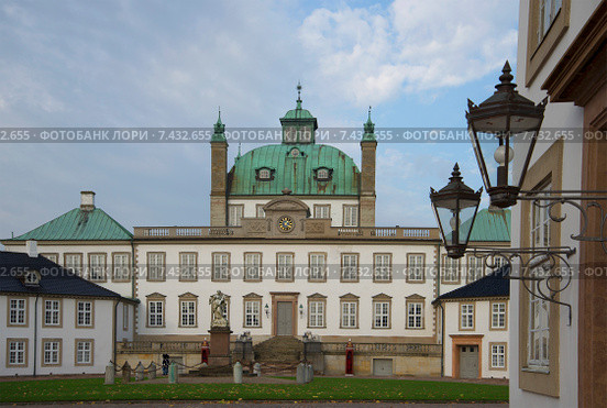 У королевского дворца Фреденсборг. Дания (2014 год). Стоковое фото, фотограф Виктор Карасев / Фотобанк Лори