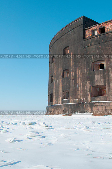 У стен форта "Император Александр I" (Чумной). Кронштадт (2013 год). Стоковое фото, фотограф Виктор Карасев / Фотобанк Лори