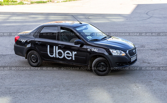 Uber taxi goes down the street (2019 год). Редакционное фото, фотограф FotograFF / Фотобанк Лори