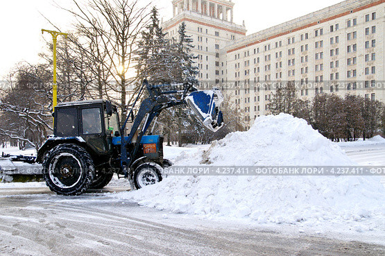 Уборка снега на территории МГУ на Воробьевых горах (2013 год). Редакционное фото, фотограф Илюхина Наталья / Фотобанк Лори