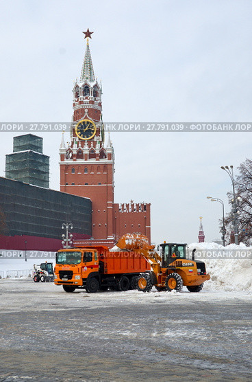 Уборка снега после снегопада на Васильевском спуске в центре Москвы, Россия (2018 год). Редакционное фото, фотограф Елена Коромыслова / Фотобанк Лори